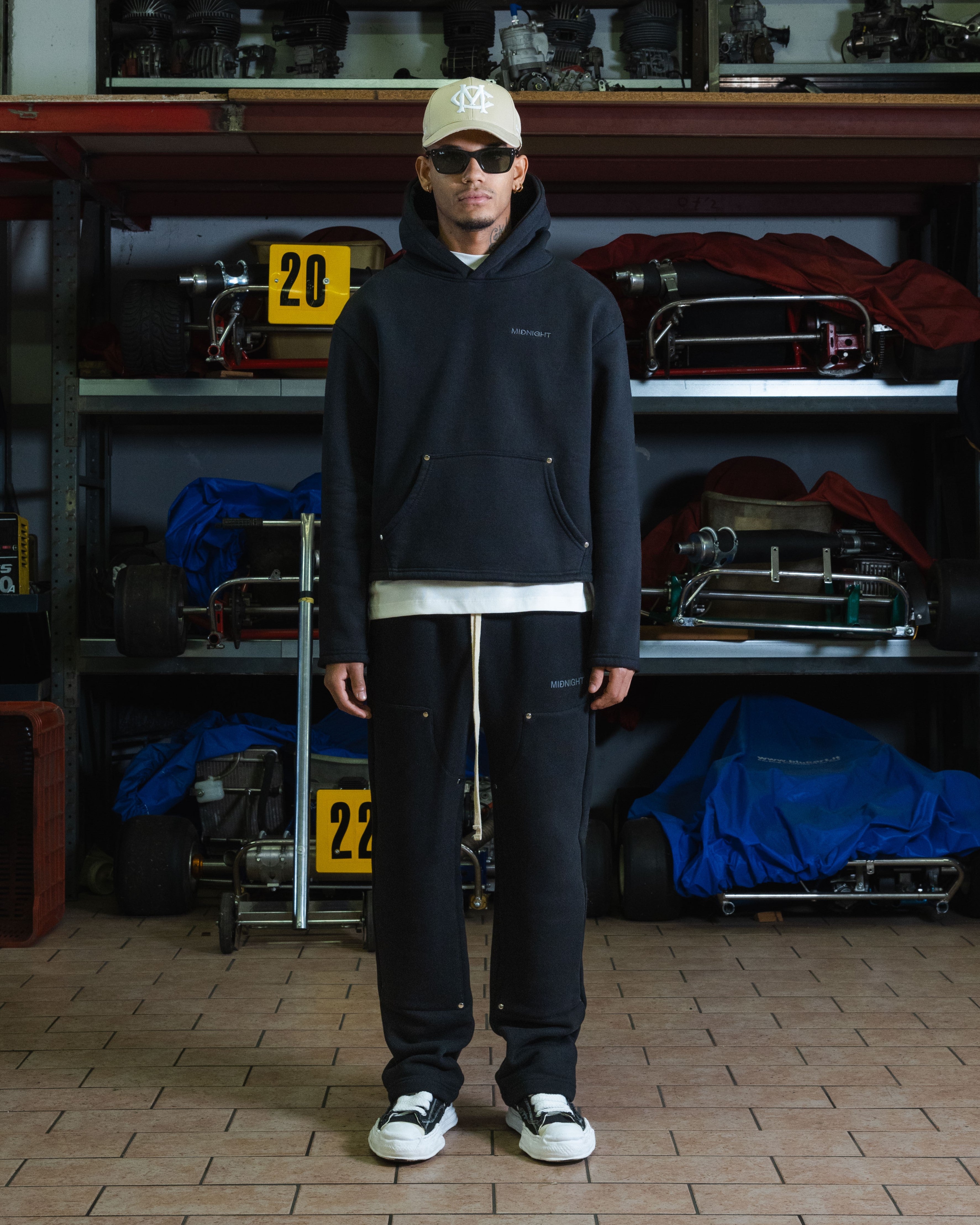 CARPENTER HOODIE - BLACK