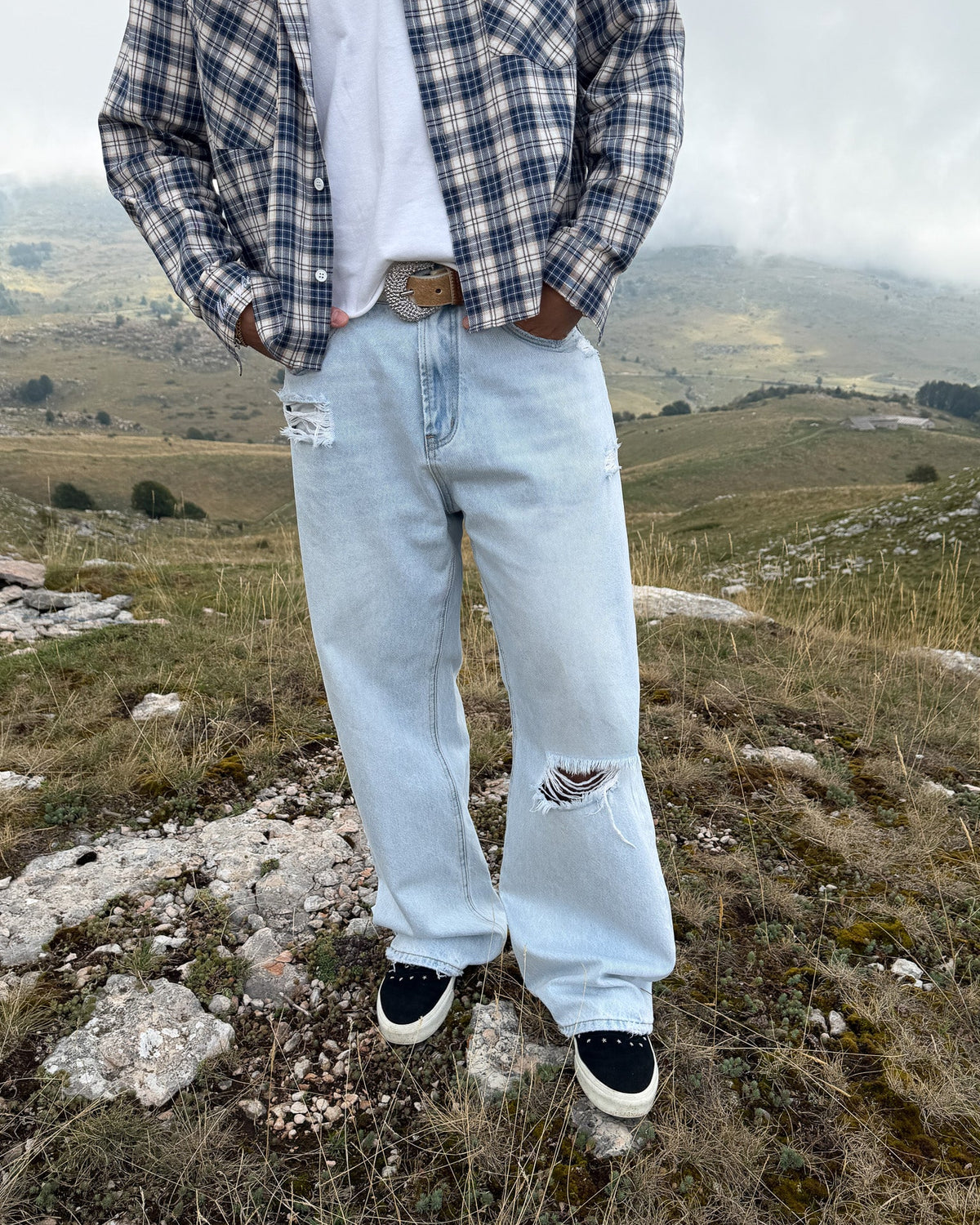 V1 DENIM - DISTRESSED GLACIER WASH